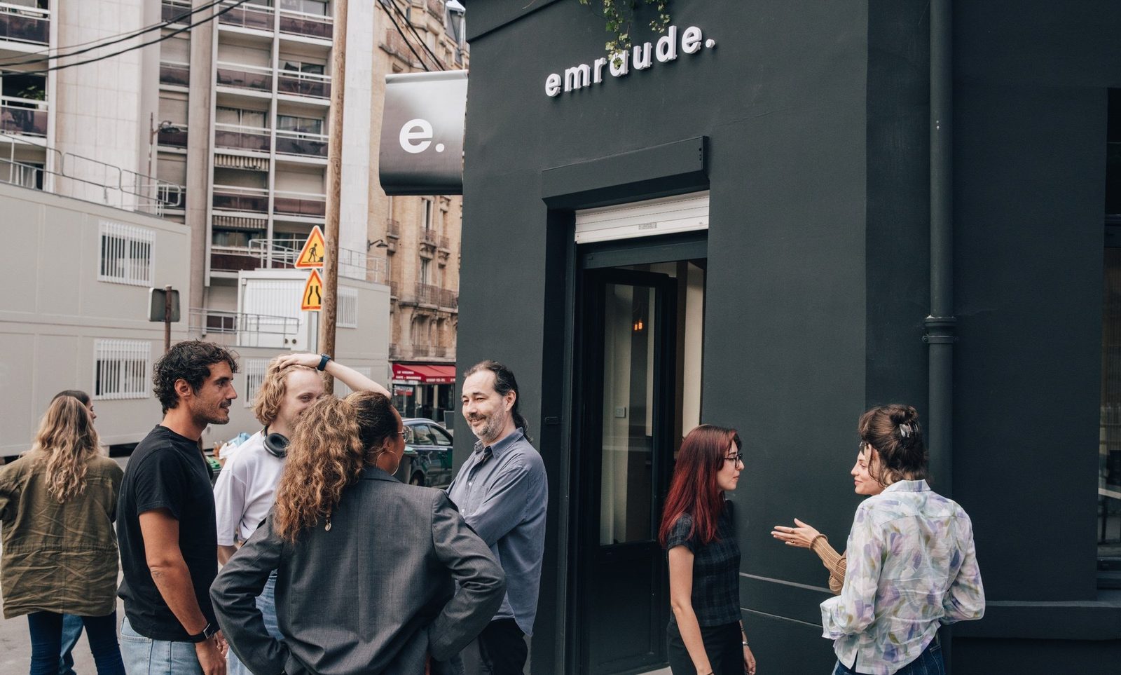 L'équipe devant les bureaux de l'agence à Paris