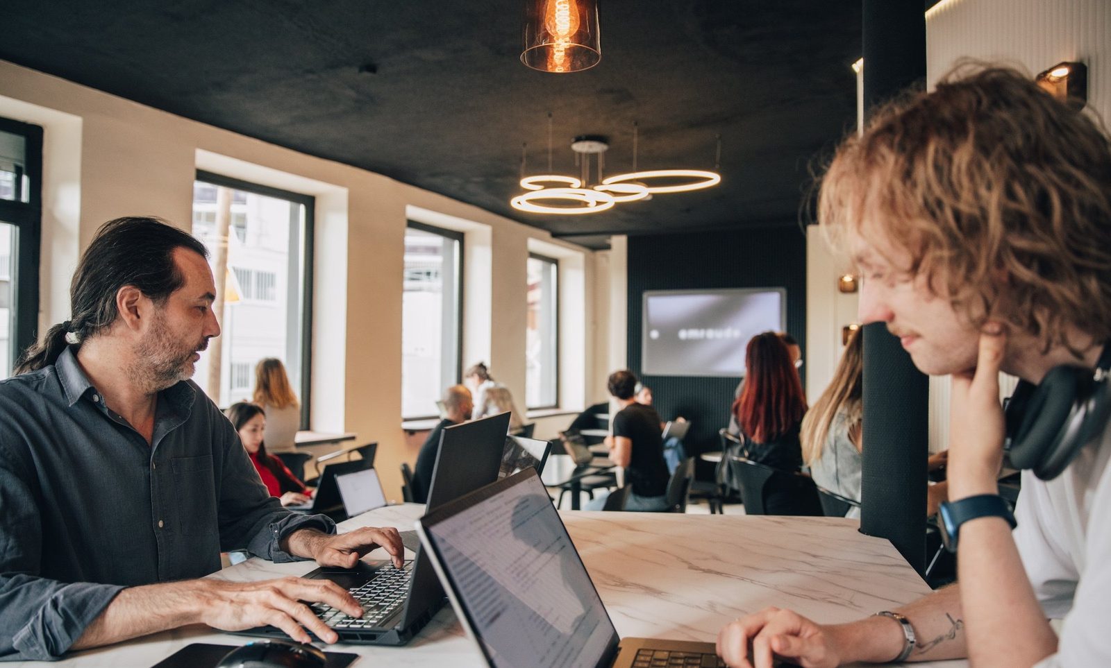 L'open space de l'agence, l'équipe au travail sur les expériences PrevUp