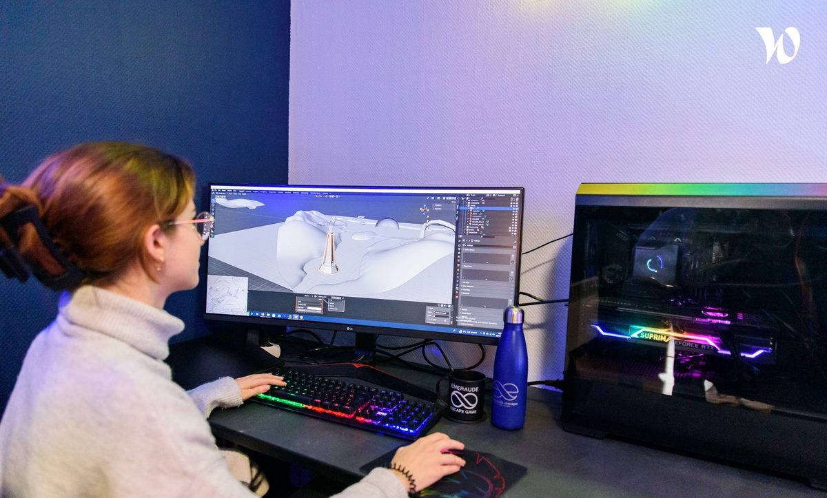 Poste de création 3D dans les bureaux de l'agence